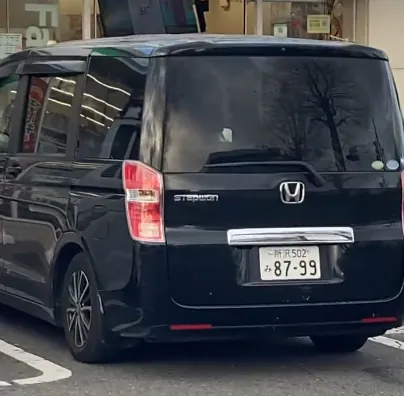 今朝コンビニ寄ったら駐輪場スペースに車を停車させていた