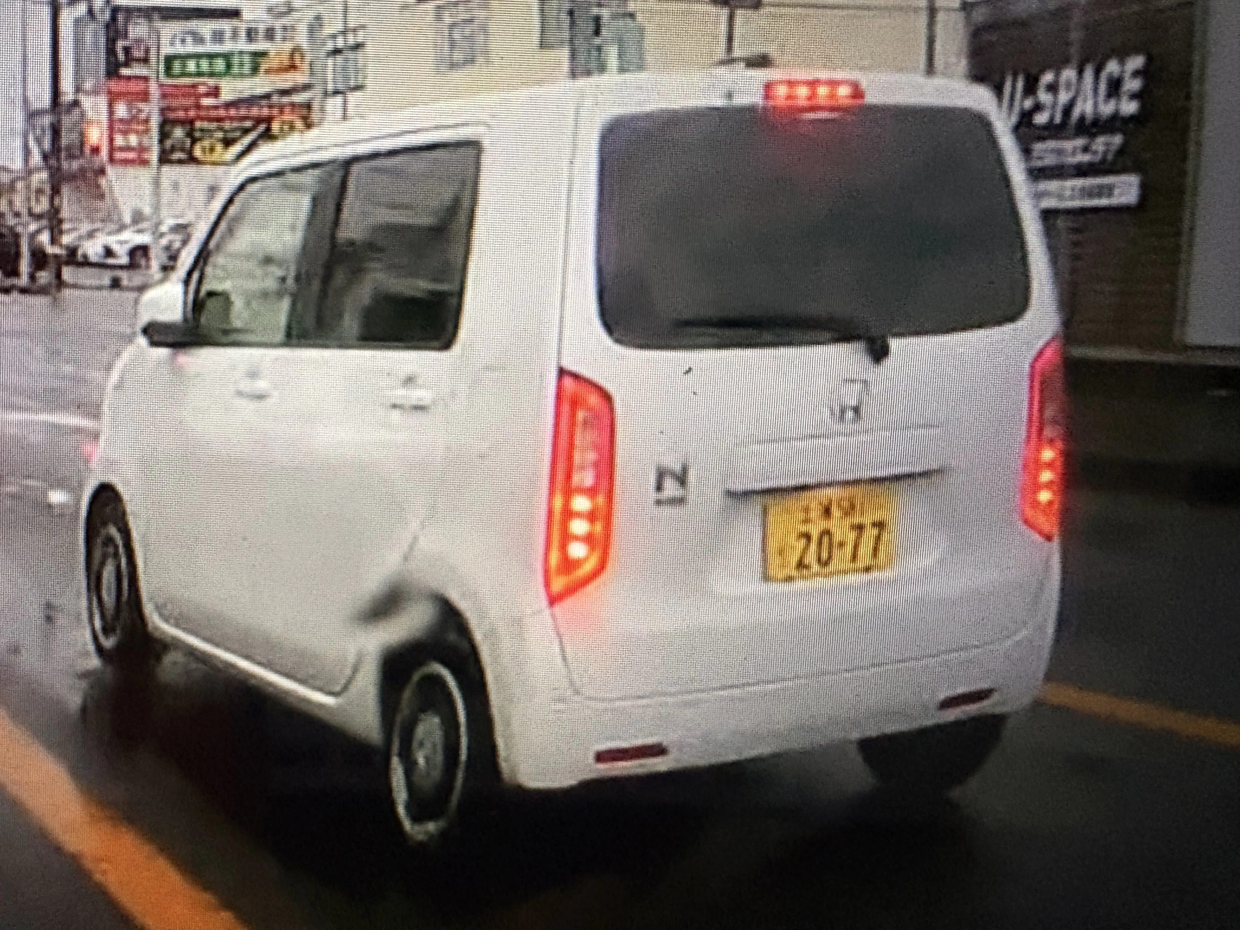 ドアミラーが閉じたままのホンダのJH3(4) N-WGN。 

対向車線に直進車がいるにも関わらず、青信号になった途端にウィンカー無しでの茨城ダッシュで右折。更に青信号で横断中の歩行者を妨げながら通行していった。

免許返納を通り越して人生返納した方が良いレベル。