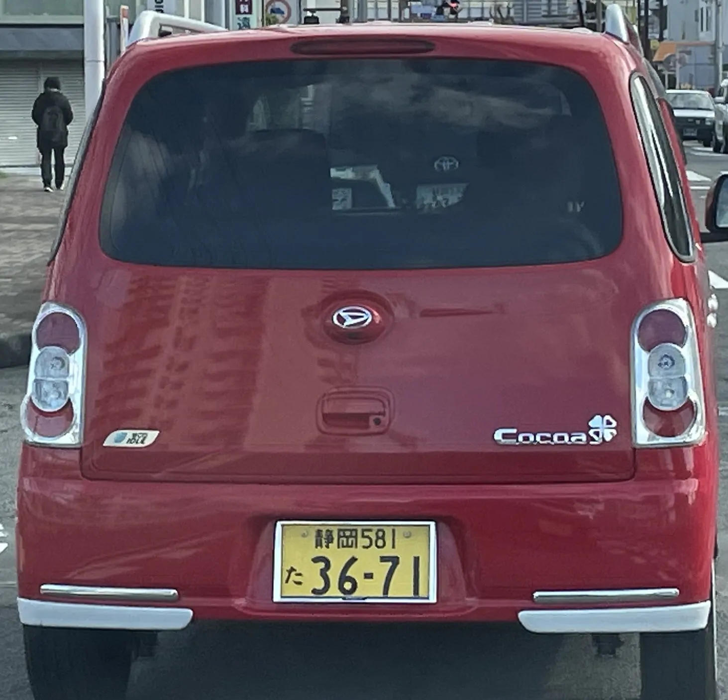 猛スピードで強引に割り込んで来て事故りそうになりました。クラクション鳴らして横に付けましたが若い女で、すまし顔で知らん顔してました。平気で割り込み、強引な運転してる常習者だと思いますので注意。