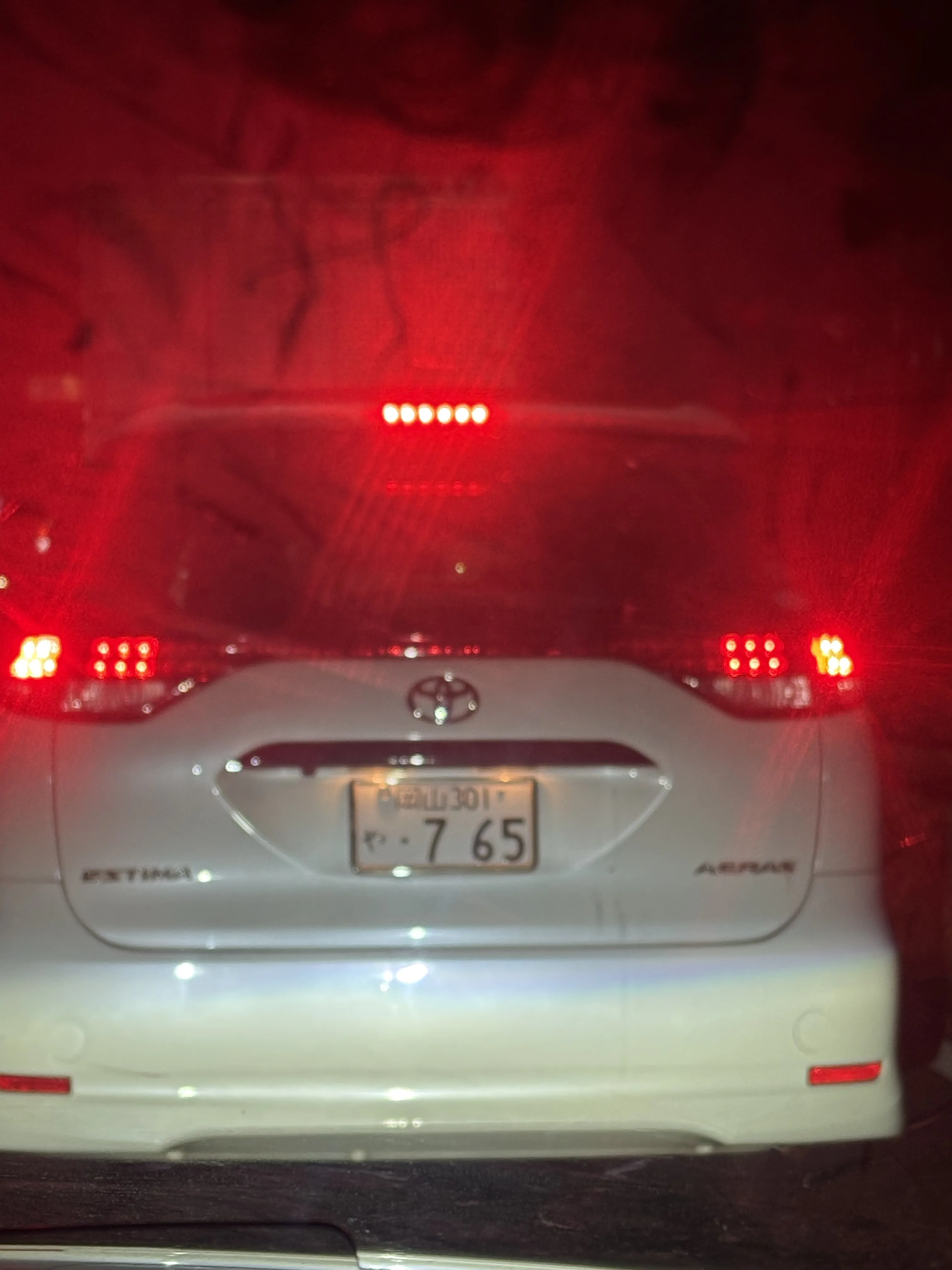 バイパスで急な車線変更、割り込みを繰り返し下道でも危険運転をするエスティマ