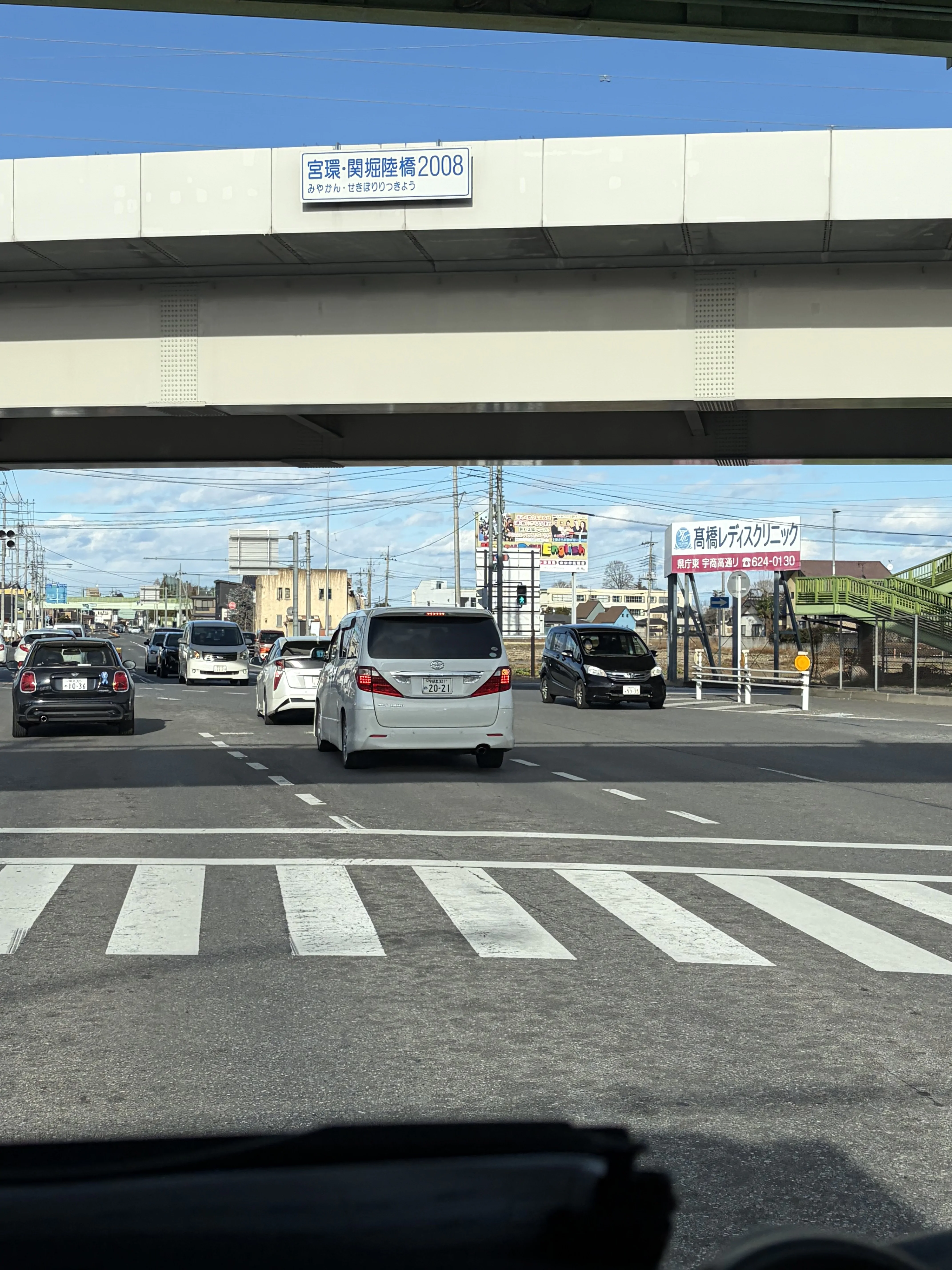 今日、急な車線変更で割り込んできた古めのアルファードさん。そんなに急いでどちらへ？もしかして、ローンや維持費の支払いに追われて、心まで余裕がなくなっちゃったんでしょうか。無理して中古の型落ちに乗るよりも、まずはその『低賃金』で荒んだ運転マナーを修理に出した方がいいですよ。安い車体と一緒に、人間としての格まで安く見えていることに早く気づけるといいですね。