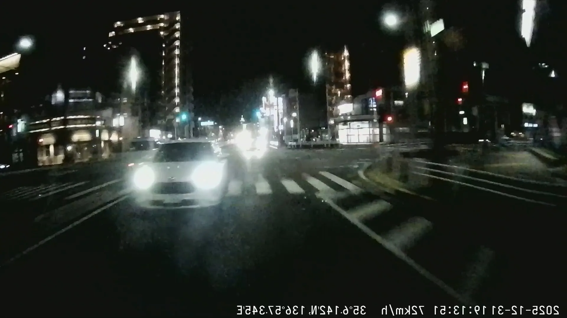 車線をはみ出しながら運転していたので、速やかに追い越し、車線変更をしたらその後ずっとパッシングされました。ドラレコ見返したら追い越し時、ブロックしようとしてた。