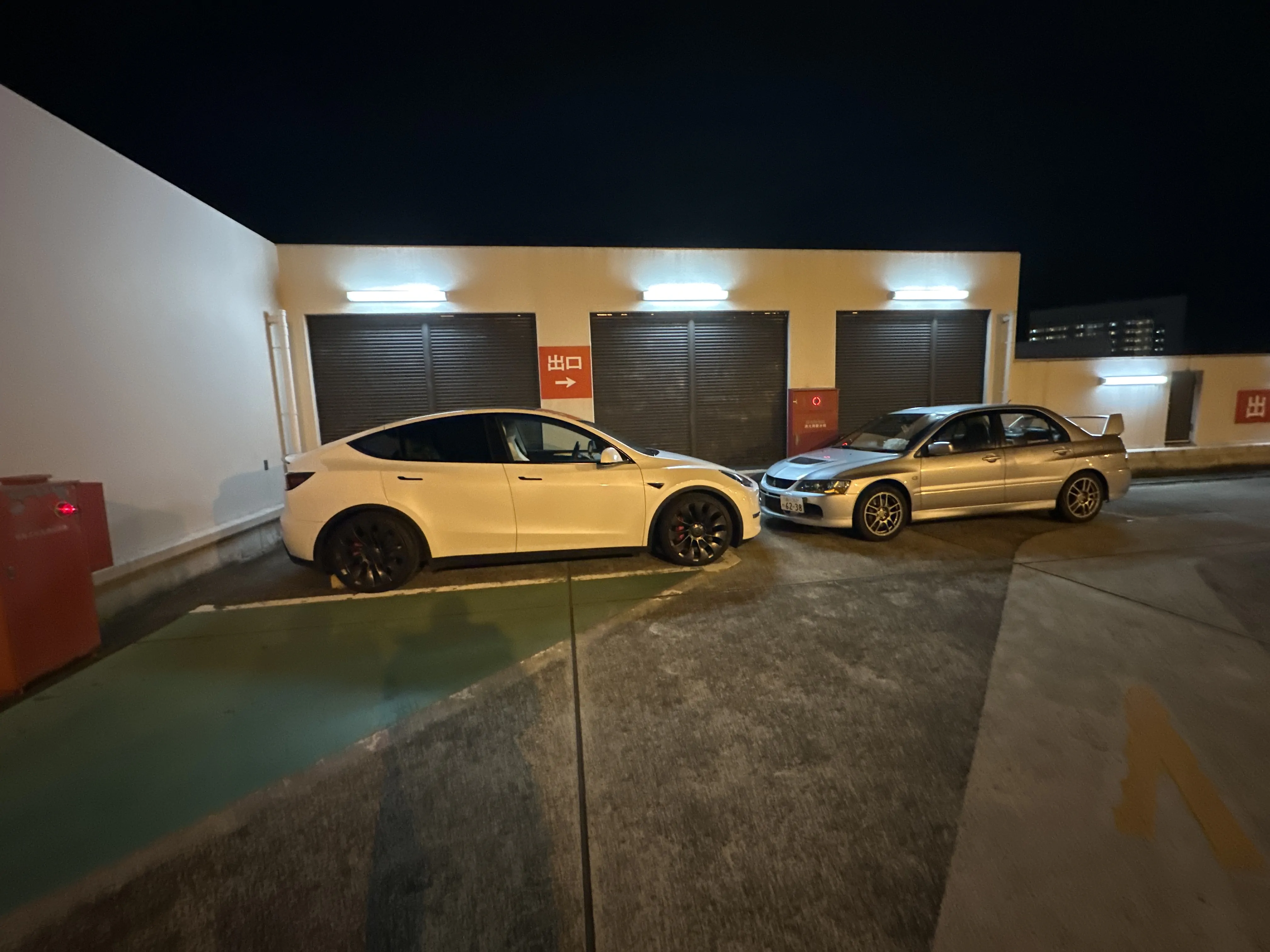 商業施設の駐車場において、駐車枠前方ギリギリの枠外に駐車されたおかげで出庫できず、1時間過ぎました。駐車料金支払いアプリで検索すると、未納駐車代があったりで悪質な車両だと思われます。レンタカーナンバーなのも怪しい