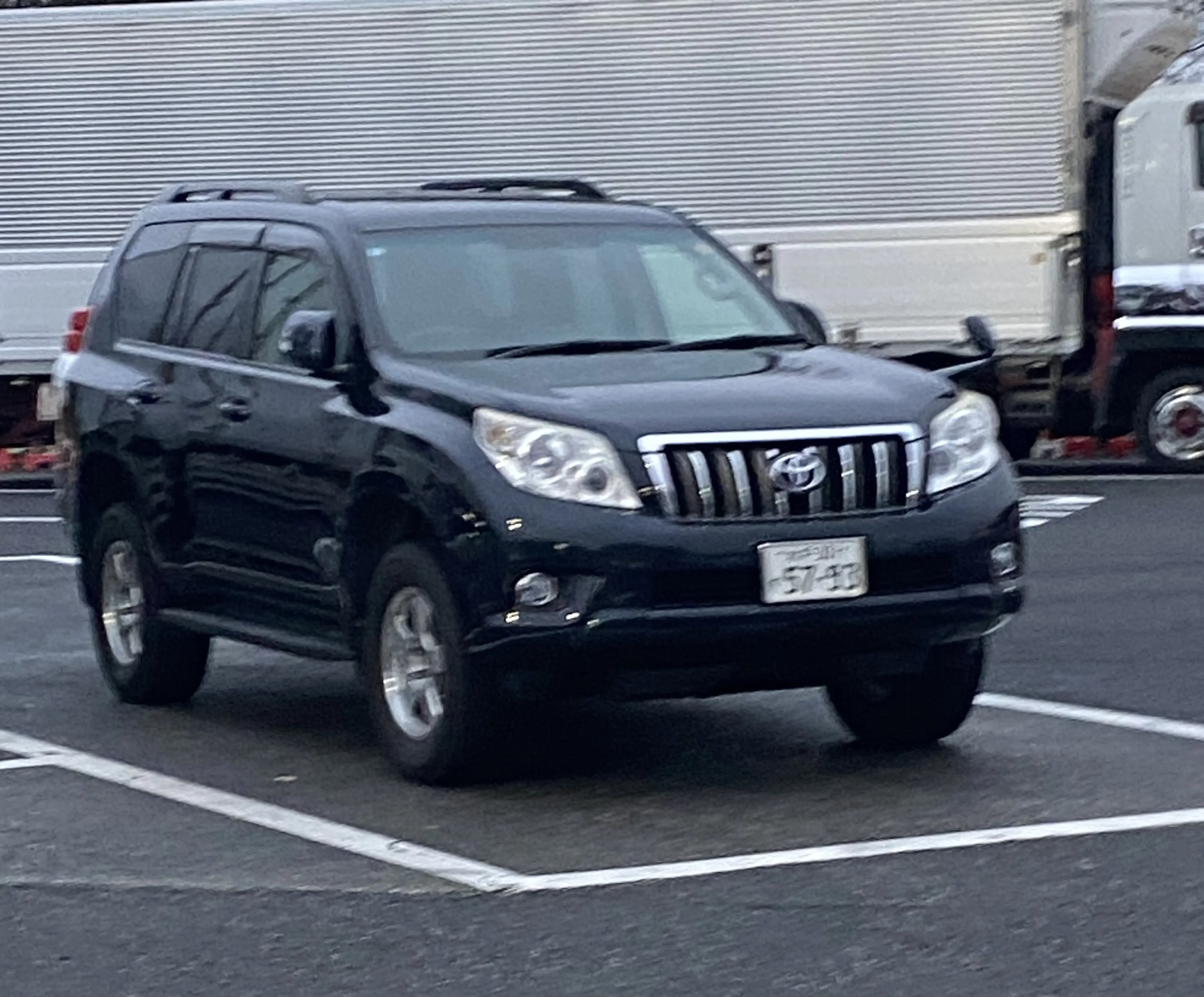 当たり屋。隣接駐車NG。