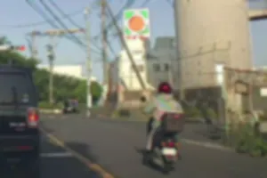 この辺では有名なおばあちゃんらしいです。
赤いヘルメットの原付(一種)のおばあちゃんに注意です。
ドライブレコーダーないと、正しい方が罪に問われます。

写真をよく見るとわかりますが、反対車線を走行します。
そして赤信号ですが交差点を右折していますね。
この方は赤信号になるや前にいる車を反対車線に大きく侵入して追い越していきました。
病院の近くだからといって、すぐに搬入してくれる訳ではないのですけどね…

ちなみにですけど、こういう情報がないのはこれがこの近辺では「当たり前」で警察は対応しないからですね。バイクは基本的に危ないので気をつけてください。
あと、バイクに幅寄せもやめてくださいね。それ、普通に死にますよ。