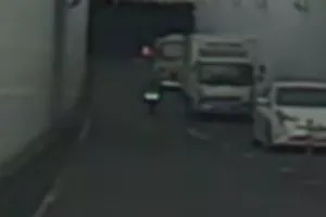 6/29 07:01頃の出来事です。これは白色のNinjaでしょうか。
対向車（わたし）がいても反対車線を堂々の走行です。車線変更や交差点進入時などのウインカーなし、一時停止皆無、トンネル内でのライト不点灯が常習の鹿児島市でも珍しい違反です。(特に通勤バイクの)危険走行が多く、鹿児島市内では常識や道交法にのみ従って運転すると事故に遭います。公道はウインカーなしなのでゴーカート状態です。これでマナー違反ランキングワースト1位（マナーが良い）とのことですが、これは法律違反している自覚が全く無いことを意味しています。
（鹿児島県警は基本的に注意すらしませんがやめましょう。時々捕まってますし、殺人行為です。）