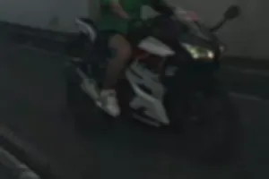 6/29 07:01頃の出来事です。これは白色のNinjaでしょうか。
対向車（わたし）がいても反対車線を堂々の走行です。車線変更や交差点進入時などのウインカーなし、一時停止皆無、トンネル内でのライト不点灯が常習の鹿児島市でも珍しい違反です。(特に通勤バイクの)危険走行が多く、鹿児島市内では常識や道交法にのみ従って運転すると事故に遭います。公道はウインカーなしなのでゴーカート状態です。これでマナー違反ランキングワースト1位（マナーが良い）とのことですが、これは法律違反している自覚が全く無いことを意味しています。
（鹿児島県警は基本的に注意すらしませんがやめましょう。時々捕まってますし、殺人行為です。）