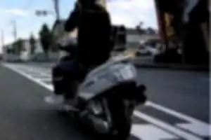 信号待ちの間に蛇行運転しながら後ろから接近。
信号が変わり走り出すと前の車と同じ速度にもかかわらず追い越しされ、そのままバンバンと他の車も追い越していきました。
ナンバーも曲げてありいつも危険な運転をしているのだなと感じました。