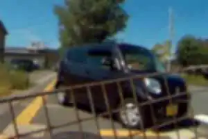 通行区分違反、および進路妨害。自動車が歩道を通行し、歩道を通行中の自転車、および歩行者の通行を妨害した。当該アパートまたはマンションの利用者は、駐車場から出ると左折しかできないため、軽自動車１台分くらいの幅しかない歩道を何メートルも通行してしまうようだ。