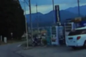 今どきこんなダサい改造バイクがまだいる。
ヘルメットは被らず、当然ウィンカーも出さない。