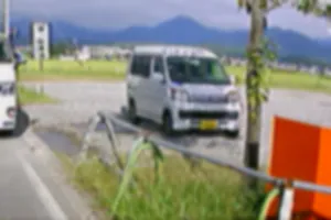 白のダイハツ 旧型アトレー。ボンネットの運転席側に車椅子マークを貼っている。
混雑している道で、神社の駐車場を通り抜けて進んでいた。
こんな図々しい奴だから、車椅子マークも本当なのか疑わしい。