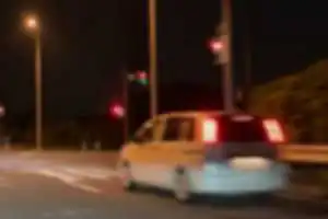 逆走のうえ反対車線で信号待ち。
ナンバーがわからなかったのが残念。