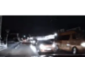 トヨタアクア、オレンジ色。
対向車線に市内循環バスが停中
私が走って来て居るのに急にこっちにはみ出し
走行。
私の後に車なし。何秒かまてバカアクア
（オレンジ色）