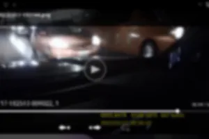 トヨタアクア、オレンジ色。
対向車線に市内循環バスが停中
私が走って来て居るのに急にこっちにはみ出し
走行。
私の後に車なし。何秒かまてバカアクア
（オレンジ色）