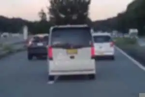 右へ左へと強引な車線変更を繰り返しながら、わざわざ遅い車の後ろにつけては煽り倒す、白のNbox。
まるでぶつかったら方向転換するオモチャのクルマの様に、行き当たりばったりな運転。
大極的な流れが見えてないのか、縫うように走ってるのにも関わらずどんどん後ろへ下がっては追いついてきてを繰り返す。
周囲からはクラクションを鳴らされ、ドラレコで録画され、晒されて、通報されてるかもしれんのに、そんなこと想像だに出来んのか。彼の人生も三寸先は闇なのかと想像すると不覚にも笑ってしまった。
とはいえ、危険運転は許されない。
見かけたらご注意を。
そして通報を。

神戸加古川姫路線西行き(桜が丘方面)
ホンダNBoxカスタム　白　スモーク　インチアップ