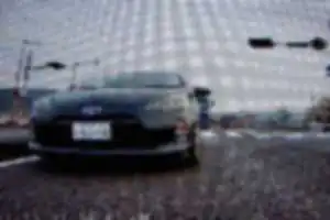 トラックが後ろから来て威圧があるのか車間距離が近いし中央寄りに煽り気味に走ってくるアクア余裕な運転しろよ。