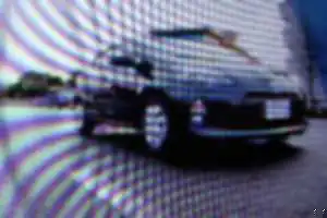 トラックが後ろから来て威圧があるのか車間距離が近いし中央寄りに煽り気味に走ってくるアクア余裕な運転しろよ。