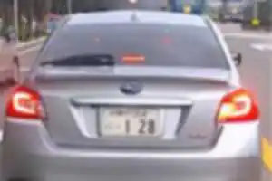 無理な追い越しや、とんでもなく一般道を飛ばしまくっている。
金曜日の朝8時ごろ但馬空港の峠を爆走している。その足で北近畿豊岡自動車道を空港インターから神戸方面に乗るが、やはり有り得ないくらい飛ばしています。
前に車が居たら、車間距離全然取らずに煽っています。見かけたらみなさん気をつけましょう。