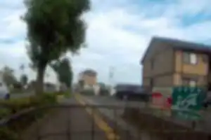 歩道上を通行する自動車と自転車の接触事故ヒヤリハット。自動車で歩道上を通行し、自転車に接触しかける事案。アパートの駐車場から出るための場所があるにも関わらず、横着をして歩道上を通行する自動車をよく見かけるため注意！
（この歩道は自転車通行可。）