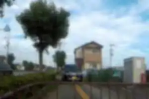 歩道上を通行する自動車と自転車の接触事故ヒヤリハット。自動車で歩道上を通行し、自転車に接触しかける事案。アパートの駐車場から出るための場所があるにも関わらず、横着をして歩道上を通行する自動車をよく見かけるため注意！
（この歩道は自転車通行可。）