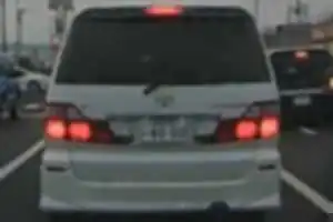 4号で何がなんでも前の青いハスラーを煽らないと気が済まない、白の10系アルファード 
左車線ガラ空きなんだから追い抜きゃいいのに馬鹿か？
後ろからしっかり記録してるからな？
ナンバー8000に恥じないお手本のような底辺DQN