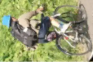 車道でも歩道でも走りたいとこを走る。信号なんて関係なく、ぶつからない自信があれば交差点でもなんでも信号なんて無視しかない。いつも同じ帽子かぶってるから目立つのに傍若無人な迷惑チャリンコ男。