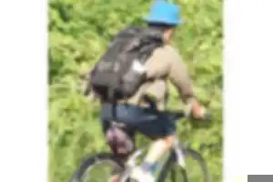 車道でも歩道でも走りたいとこを走る。信号なんて関係なく、ぶつからない自信があれば交差点でもなんでも信号なんて無視しかない。いつも同じ帽子かぶってるから目立つのに傍若無人な迷惑チャリンコ男。