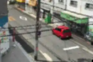 歩行者も車も多く事故の多い交差点で2時間以上の違法駐車、しかも逆駐車。