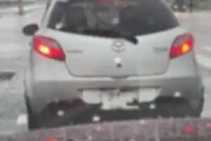 ニトリモールの出口。市内方面に曲がる2車線で、右側の車がいきなり左に寄ってきて、左車線に入ってきた。こっちは、車擦った。右車線にいるなら右に入るのがマナーなのでは？
マナーが分からないジジイは早く免許あげるべき。
ニトリモール行く方、気をつけてください！
スピード出してたら完全にぶつかってました！！