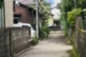 車関係の会社が道路でもない場所走行し会社の前に駐車している