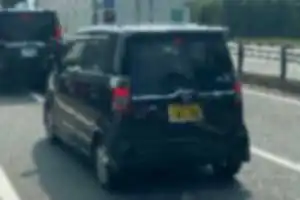 猛スピードでとばしてきて赤信号で停車するトラックの前にウィンカーもつけずに急な割り込み停車
頭おかしい
ホンダゼストスパーク黒