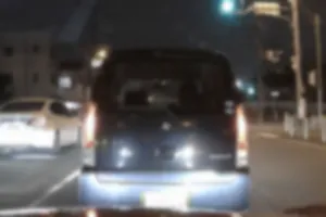 ダイハツタントによるタバコのポイ捨て
走行中に運転席の窓から吸い殻を捨て、それを避けたことが煽りと勘違いしたか、車線変更すると直後に真後ろにつけてきた。声かけこそないものの、自分が原因だと分からないようで正直いい迷惑。
助手席も喫煙していたようだが、ポイ捨てしていたかは不明。