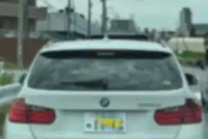 タバコのポイ捨て。
窓を開けて喫煙、灰を外へ落としながら走行。
わざとゆっくり走り、後ろへ迷惑をかける。
害悪運転手。
おそらくどこかの会社の社用車に思えた。