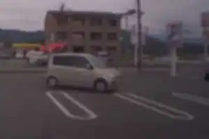 紅葉マークを付けたダイハツ ミラ。運転者はババア。
信号を避けるため、コンビニ駐車場をショートカット。
こちらが駐車する際に邪魔になった。

こういう老害は免許返納してくれ。