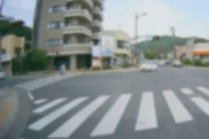 白のライフ。
運転手はダーティな雰囲気のアフロ？でカラフルシャツのおっさん。
青信号になった途端に急加速右折（いわゆる茨城ダッシュ）し歩行者に接触寸前。
大事に至りかねない速度・状況でした。