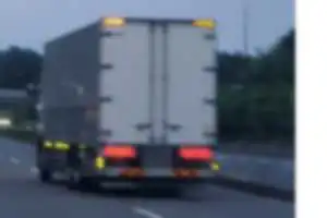 信号待ちからの走行。タバコを窓から出し、灰をポンポン捨て、吸い殻も外へ。ポイ捨て禁止を知らないのだろうか。マナーが悪すぎる奴多い💢灰皿にちゃんと捨てやがれ！