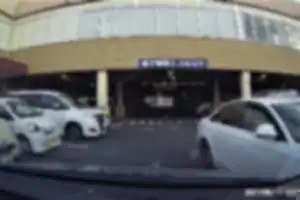 一方通行路逆走及び威嚇行為。
白いアウディ
（スーパーマーケット敷地内の為、道交法上の一方通行路逆走とはならず法的拘束力が無いのは理解していることを前提ですが）自身も間違える可能性もありますし。お互い譲り合えば特に問題はないと思っていましたが、すれ違いざまに中指を立て、威嚇行為を行って来た為、書き込みしました。　　
（せっかく良い車に乗っておられるのに、心に余裕が無いのでしょう残念です）