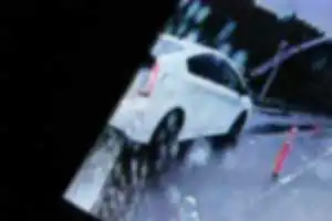 料金所にて合流トラブル、後ろから煽り運転し横付けし暴言を吐いて去っていきました。譲り合いがない自己中な奴だった。
くるくるパーと仕草してましたが、お前の頭がなと思う事でした。