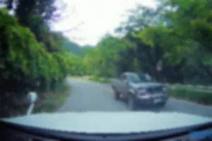 グレーの日産　D22 ダットサン？
朝の7時半頃。県道435号線の山道。先の見えないカーブで、飯塚方面からセンターラインを大きくはみ出して走行してきました。ほぼ毎日すれ違いますが、たぶんお年寄りなんでしょう、右カーブは大体センターラインを踏んでいます。朝と夕方、たまに八木山バイパスを通っている時もありますが、基本435号線を通っているようです。すれ違う方は十分注意してください。グレーのピックアップトラックなので見たらすぐにわかるでしょう。