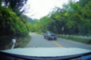 グレーの日産　D22 ダットサン？
朝の7時半頃。県道435号線の山道。先の見えないカーブで、飯塚方面からセンターラインを大きくはみ出して走行してきました。ほぼ毎日すれ違いますが、たぶんお年寄りなんでしょう、右カーブは大体センターラインを踏んでいます。朝と夕方、たまに八木山バイパスを通っている時もありますが、基本435号線を通っているようです。すれ違う方は十分注意してください。グレーのピックアップトラックなので見たらすぐにわかるでしょう。