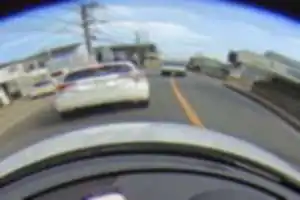 対向車（バン）が中央車線（追越し禁止）をまたぎウィンカーを出しながら直進してきて、画面左側のガススタへ入るのかと思い、私は停車したが入らず、私に暴言を吐きながら「お前がよけろ！」とのこと。どうやら先の新号を右折する為にはみ出し、対向車はよけろとのロジックのようである。
ドラレコには相手会社名・ナンバーがしっかりと映っている。