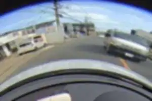 対向車（バン）が中央車線（追越し禁止）をまたぎウィンカーを出しながら直進してきて、画面左側のガススタへ入るのかと思い、私は停車したが入らず、私に暴言を吐きながら「お前がよけろ！」とのこと。どうやら先の新号を右折する為にはみ出し、対向車はよけろとのロジックのようである。
ドラレコには相手会社名・ナンバーがしっかりと映っている。