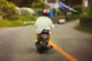 原付で違法改造(ナンバーは黒テープで全面貼ってあった為、特定不可能。)。赤信号で交差点侵入、ウィンカー無しで進路変更、終いには蛇行運転しながら進路妨害する糞DQN。迷惑なので死んでくれ。