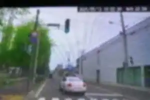 信号が変わった瞬間、ウインカーも出さずに強引な割り込み、速度超過。いかにも勘違い系のDQNといった風貌でした。