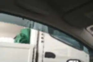 スーパーの駐車場で長時間にアイドリング駐車。ラジオも爆音で大迷惑。