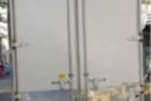 コイツ、マジでボンレス糞野郎です。
馬鹿でもできる２トン乗り。

低学歴でもデブになれるんだから良い世の中。

窓から腕出したけど、威嚇のつもり？
やっぱ馬鹿だな。
そんなんでビビるな最初からお前を凝視したりしねーよ。
お前、次見かけたら停めるからな。
覚悟しとけよおデブおじさん。