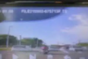 ホンダ　リード110 白
2車線道路をウインカー無しでフラフラ走り、前が加速しているのによそ見してブレーキ掛けて左へ寄って行ったので抜いたら、信号待ちでナンバー、運転手をカメラで撮るの運転中携帯操作。バイク乗りでこんな事してるからバイクが悪いと言われる。