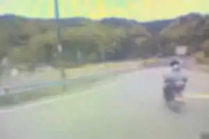 原付バイクによる危険運転・煽り運転
突然前方から原付バイクが走行してきた為
注意を促すと、注意されたことに腹を立て、
車の後ろに付き、大声で捲し立てながら
30キロ以上の速度を出し追いかけて来る。
最後にはトンネル入り口直前で
右側から無理矢理割り込み。