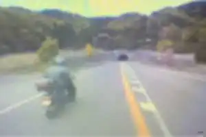 原付バイクによる危険運転・煽り運転
突然前方から原付バイクが走行してきた為
注意を促すと、注意されたことに腹を立て、
車の後ろに付き、大声で捲し立てながら
30キロ以上の速度を出し追いかけて来る。
最後にはトンネル入り口直前で
右側から無理矢理割り込み。