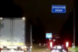 前方ガラガラの追い越し車線を塞ぎ、車間をしっかりと空けていても意味無しにブレーキを踏んだり本線の車両と同速度で走り続ける煽られ運転の常習者。 追い越し塞ぎによる後続渋滞が発生しても頑なに本線に戻らず。 リヤガラスに部分的にメッシュのシェードを雑に貼っている。スモーク貼る余裕も無いのだろう。 私以外にも報告あり。非常に悪質。357湾岸で出現。見かけたら車間を空けつつ通報するのが吉。